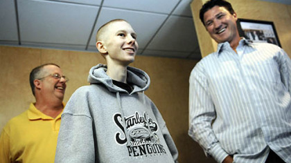 John Challis, with his dad, Scott, meets Penguins owner Mario Lemieux during the Penguins game against the Flyers on May 11.