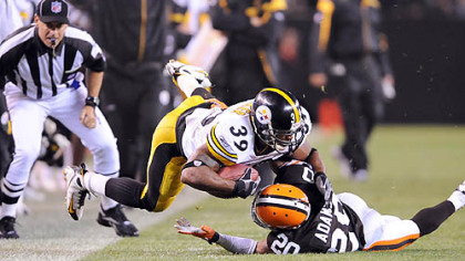 Willie Parker is tackled by Mike Adams.