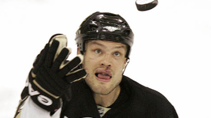 Jarkko Ruutu catches a puck as he skates against the Devils Saturday. Ruutu scored the Penguins' first goal in their 7-1 victory.