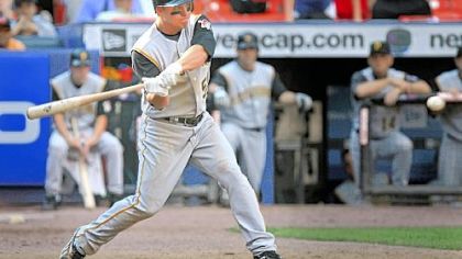 Steve Pearce singles to drive in two runs and give the Pirates the lead yesterday in the ninth inning against the Mets at Shea Stadium in New York. The Pirates won, 7-5.