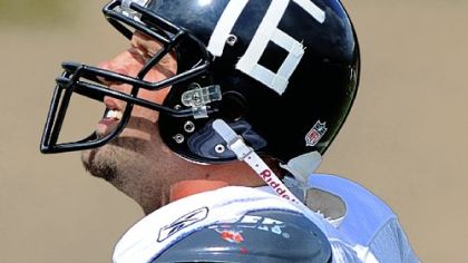 Ben Roethlisberger pays tribute to injured quarterback Charlie Batch yesterday at training camp at Saint Vincent College.