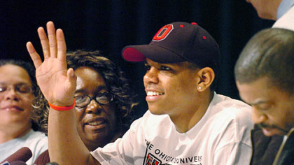 Terrelle Pryor waves to supporters during his news conference yesterday. At left is his grandmother, Marlene Arnold; his father, Craig Pryor, is on the right.