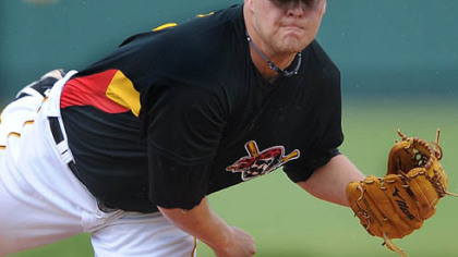 Pirates right hander Evan Meek delivers pitch against the Reds at McKechnie Field in Bradenton yesterday.