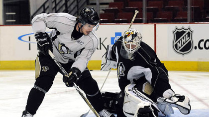 Penguins Sidney Crosby celebrates his goal with Marian Hossa and Sergi Gonchar in the second period.