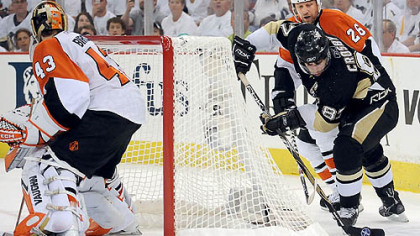 The Penguins' Sidney Crosby wraps a puck around the net against the Flyers at the Mellon Arena last night.