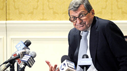 Penn State coach Joe Paterno fields questions at a news conference yesterday at the Duquesne Club.