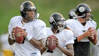 Byron Leftwich drops back to pass in throwing drills.