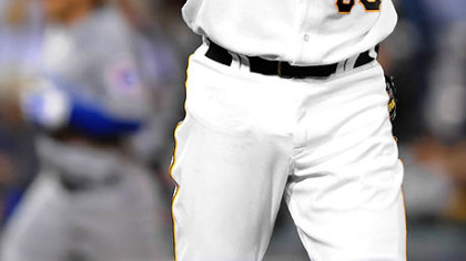 Pirates starter Matt Morris grimaces after giving up a home run to the Cubs' Michael Fontenot in the sixth inning last night.