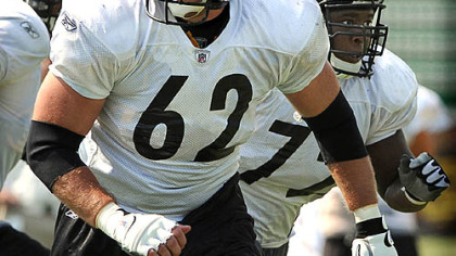 Center Justin Hartwig looks for the defense during morning workouts yesterday at Saint Vincent College. Hartwig is the newest free agent brought in to play the tradition-rich position in the Steelers' offensive line.
