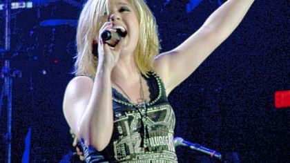 Kelly Clarkson is singing for and with Reba McEntire.