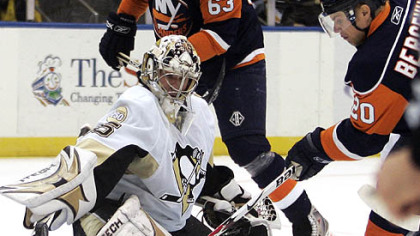 The Islanders' Sean Bergenheim (20) puts the puck past the Penguins' Ty Conklin in the second period.