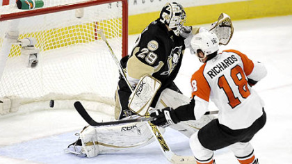 Flyers Mike Richards scores a short-handed goal on Penguins Marc-Andre Fleury in the second period Sunday.
