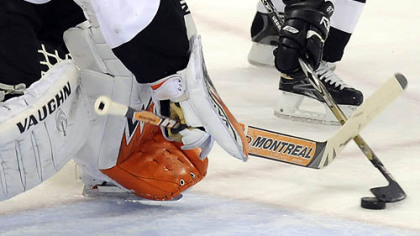 Penguins Sidney Crosby goes to the net against Flyers Martin Biron in the first period Sunday.