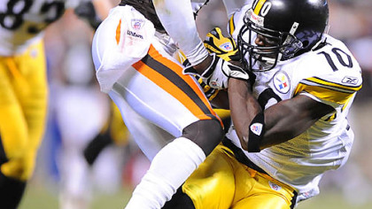 Santonio Holmes picks up a first down over Browns Eric Wright.