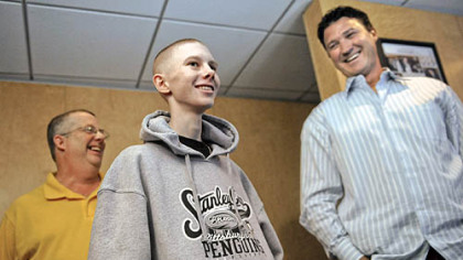 John Challis meets with Penguins owner Mario Lemieux during the Penguins' game against the Flyers yesterday.