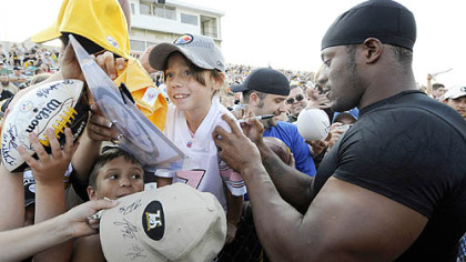 Running back Willie Parker signs autographs before training camp in Latrobe last night.