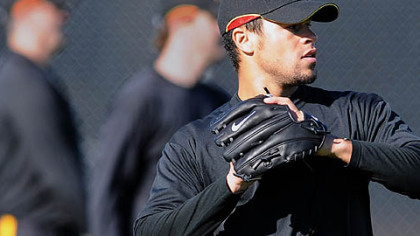 Pirates starter Ian Snell long tosses after reporting to training camp yesterday in Bradenton, Fla.
