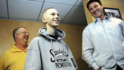 John Challis, with his dad, Scott, meets Penguins owner Mario Lemieux during the Penguins game against the Flyers on May 11.