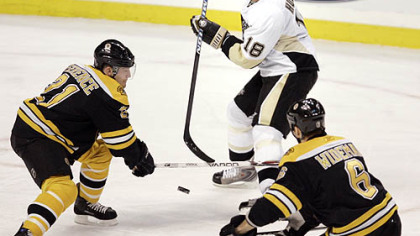 Newly acquired Penguins right winger Marian Hossa handles the puck last night.