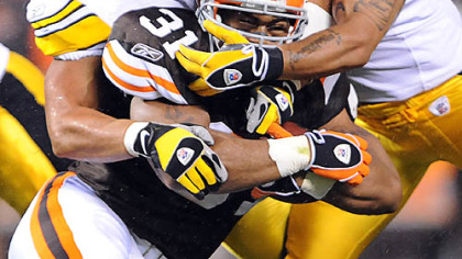 Steelers linebackers James Farrior and Larry Foote stuff Browns running back Jamal Lewis last night at Cleveland Browns Stadium.