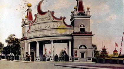 A vintage post card showing the entrance to Luna Park in Oakland.