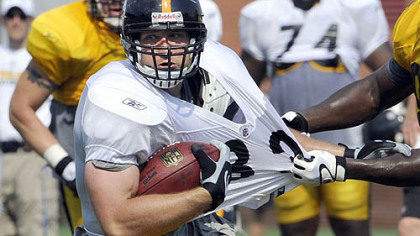 Heath Miller carries the ball.