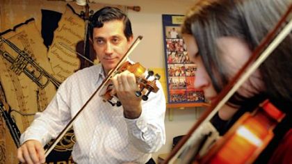 Robin Rombach/Post-Gazette
Pablo Ardiles instructs Chelsea Boucek, 18, during a lesson at Musik Innovations in McCandless. Mr. Ardiles volunteers his time with the Pittsburgh Youth Chamber Orchestra. Chelsea is a former member of the orchestra.