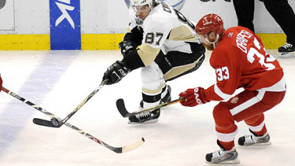 Sidney Crosby moves the puck against Red Wings' Kris Draper in the first period.