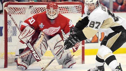 Sidney Crosby faces off agsint Red Wings goalie Chris Osgood last night at Joe Louis Arena in Detroit.