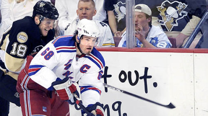 The Rangers' Jarmoir Jagr Jagr works the puck around the Penguins' Marian Hossa in the second period Sunday afternoon.