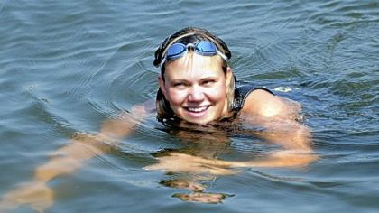 Katie Spotz nears the Point yesterday during an epic swim of the entire length of the Allegheny River.