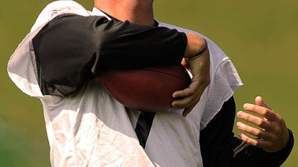 Steelers quarterback Ben Roethlisberger jokes with Charlie Batch before morning workouts yesterday.