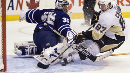 Penguins captain Sidney Crosby, right, scores past Toronto Maple Leafs goalie Vesa Toskala during third-period NHL preseason hockey game action yesterday in Toronto. (AP Photo/The Canadian Press,Nathan Denette)