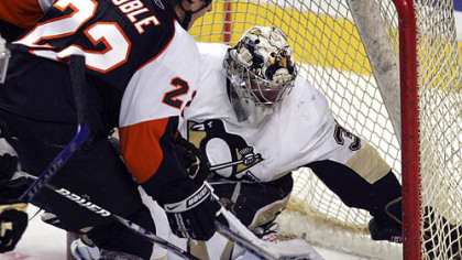 Philadelphia's Mike Knuble gets the puck in the net past Ty Conklin for winning goal in the third period last night.