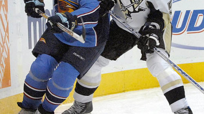Former Penguins forward Mark Recchi, left, battles Darryl Sydor for the puck last night in Atlanta.