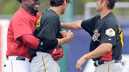 Boston's David Ortiz, left, catches up with former Boston teammates Doug Mientkiewicz, middle, and Freddy Sanchez before yesterday's game in Fort Myers, Fla.