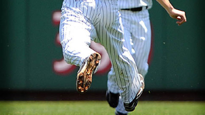 Pirates second baseman Freddy Sanchez makes catch on National Lastings Milledge in the 3rd inning.