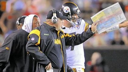 Ben Roethlisberger talks with offensive coordinator Bruce Arians, middle, and Charlie Batch last night.