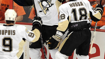 Sidney Crosby celebrates a goal by Marian Hossa in the first period.