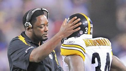 Pittsburgh Steelers head coach Mike Tomlin comforts Rashard Mendenhall after he fumbled against the Vikings