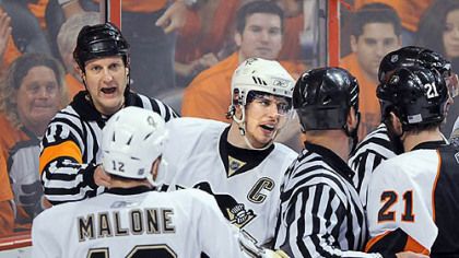 The Penguins' Sidney Crosby argues with the Flyers' Jason Smith at the Wachovia Center Thursday.