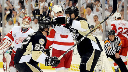 Sidney Crosby, left, celebrates his first-period goal.