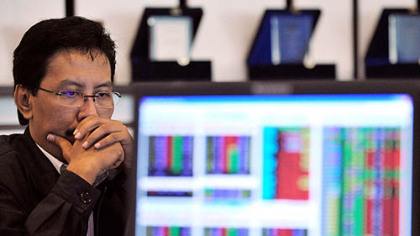 JAKARTA -- An investor looks at his screen during stock trading on October 7, 2008.  The Indonesian share market plunged 10 percent by the close of trade on October 6, on the back of the crisis in the U.S. financial system and high inflation figures, dealers said.