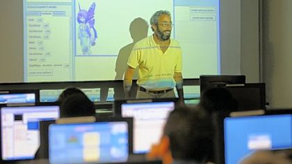 Professor Daniel Mosse uses ALICE, an instructional software program using three-dimensional animation, to make his introduction to computer programming class more accessible to non-computer science majors at the University of Pittsburgh last week.