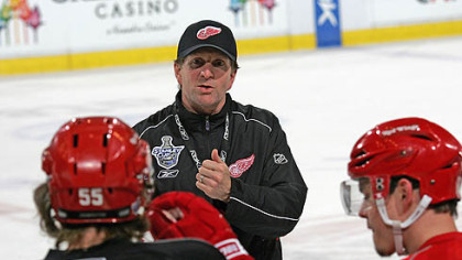 Red Wings coach Mike Babcock talks with his players in practice yesterday at Joe Louis Arena.