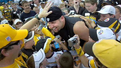 Roethlisberger is a hit with this crowd of children at the Steelers Kids Club before the start of practice at Steeler training camp. (July 26, 2007)