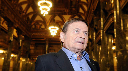 Byron Janis takes a tour of the Carnegie Music Hall in Oakland yesterday.
