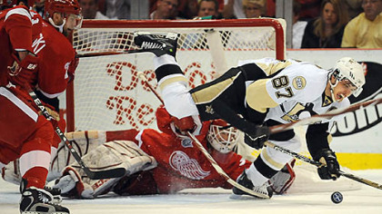 Detroit goalie Chris Osgood makes a save on Sidney Crosby in the first period last night.