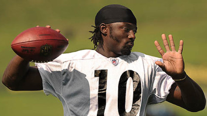 Steelers receiver Santonio Holmes plays catch with Hines Ward during the morning workouts Tuesday.