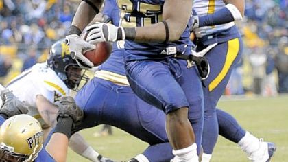 Pitt's LeSean McCoy runs into the end zone to help get his team within two points of West Virginia in the fourth quarter of yesterday's Backward Brawl.